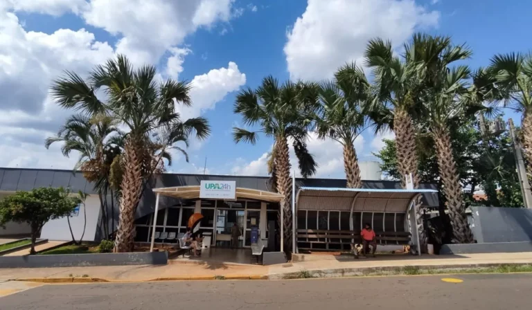 Fila de espera em UPA com pessoas e uma criança no colo de um adulto