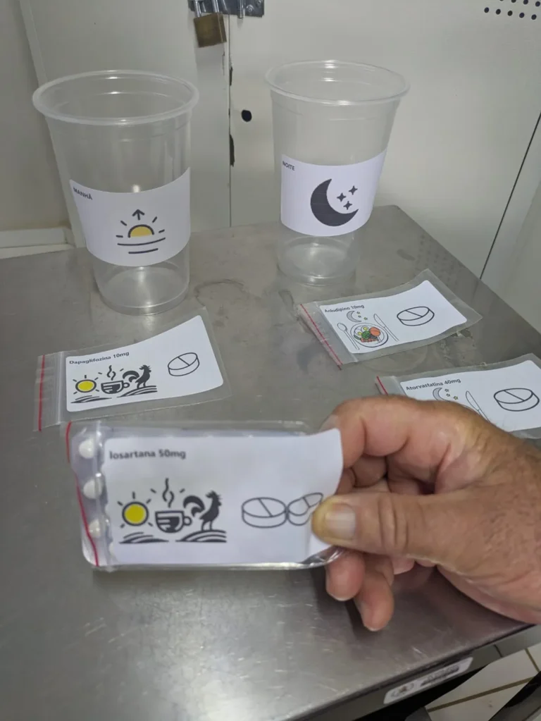 Médico entregando receita com desenhos para idosa