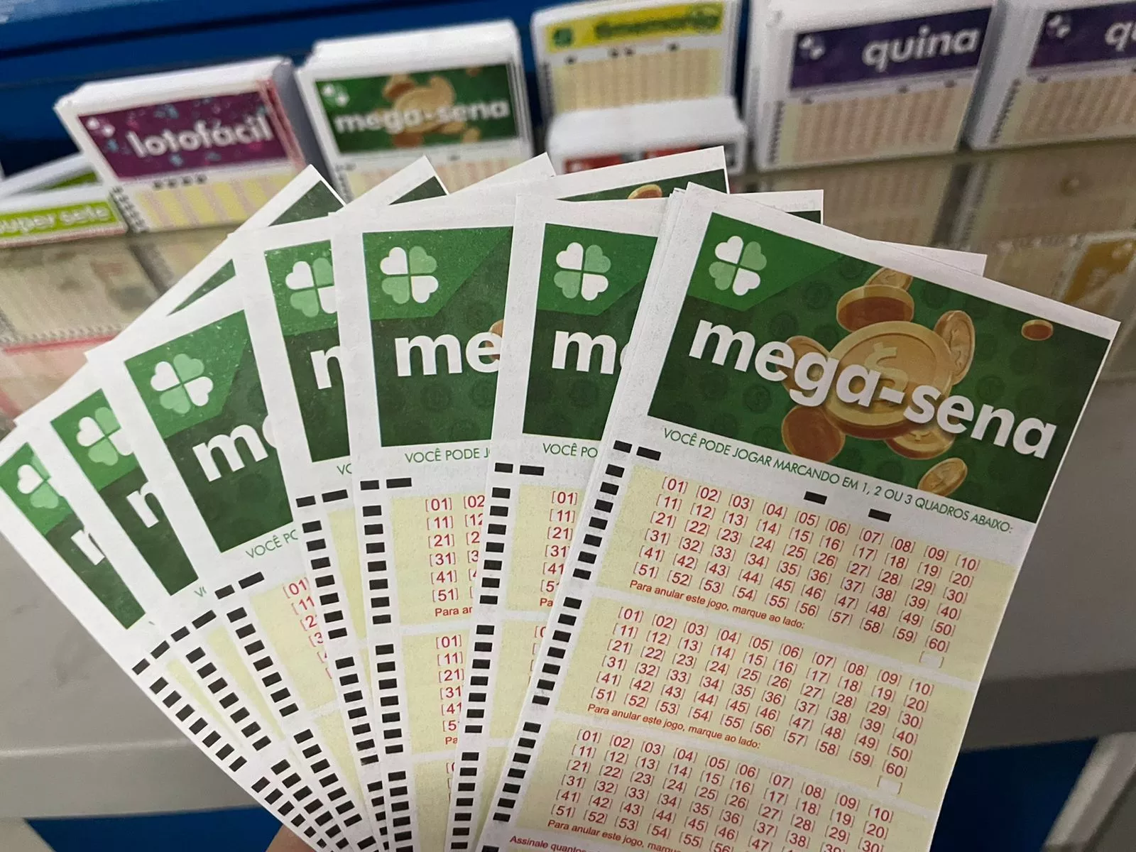 Bilhete de loteria Mega-Sena e notas de dinheiro