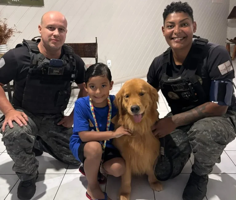 Menino autista feliz com cadela terapêutica golden retriever em festa