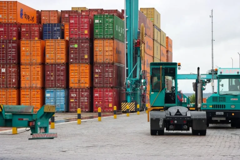 Aperto de mãos simbolizando o acordo de livre comércio entre Mercosul e Canadá.