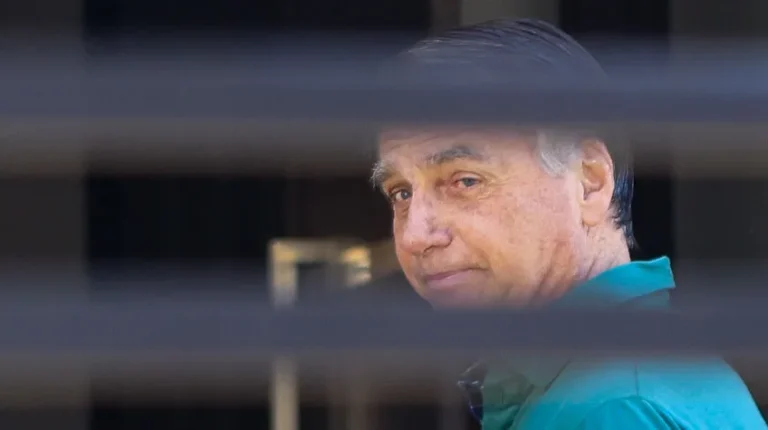 Jair Bolsonaro em leito hospitalar, recebendo cuidados médicos