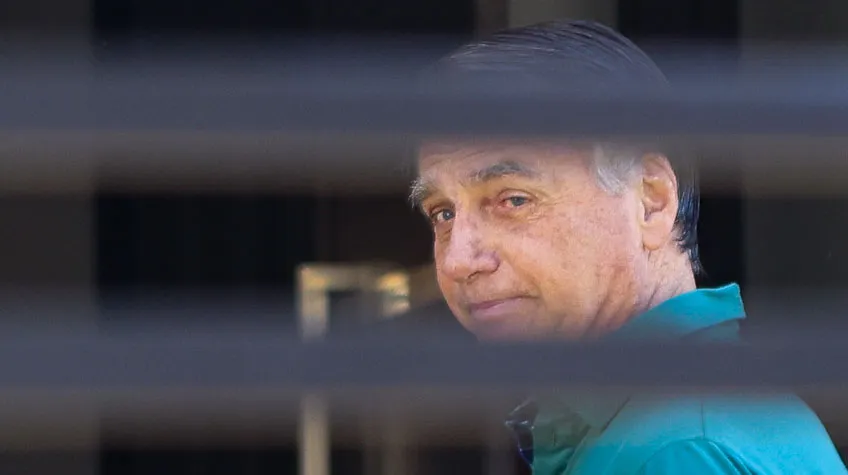 Jair Bolsonaro em leito hospitalar, recebendo cuidados médicos