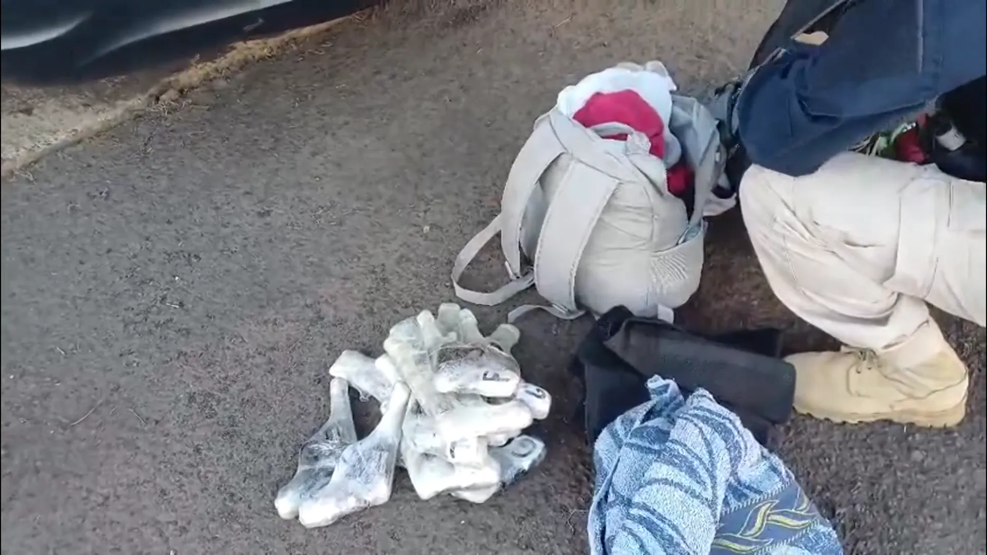 Mesa com armas de fogo apreendidas pela polícia, incluindo revólveres e pistolas, após uma operação em Minas Gerais.