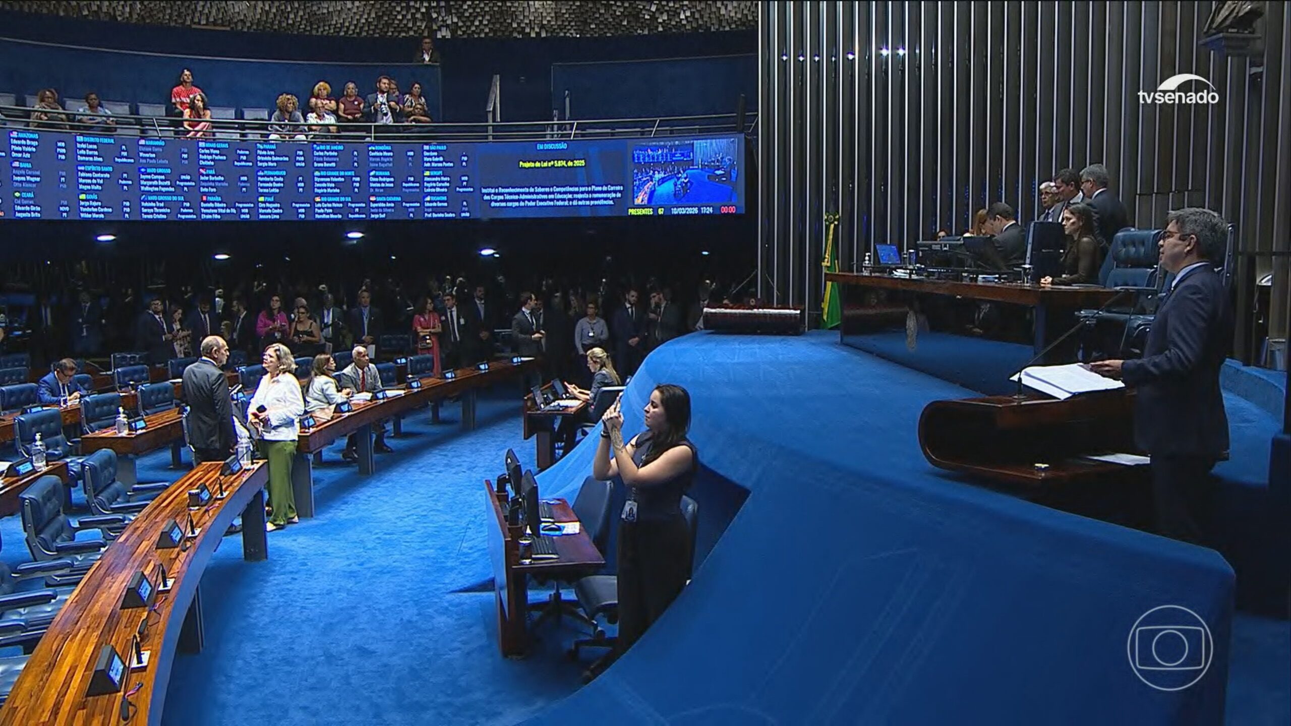 Martelo de juiz sobre livro de leis, representando a nova legislação contra a misoginia e a proteção dos direitos das mulheres.