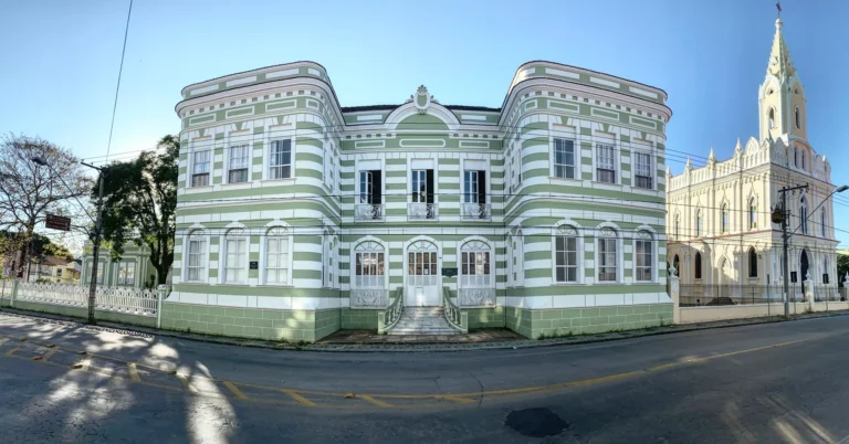 Ambulância e polícia atendendo morador em situação de rua ferido em São João del Rei