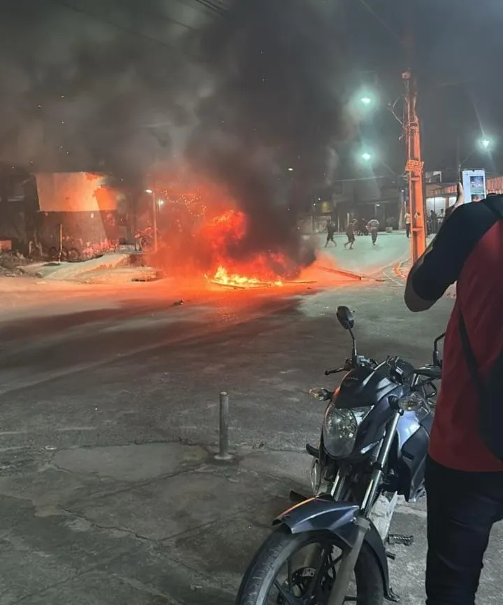 Moradores protestam no Salgueiro com barricadas em chamas e veículos policiais danificados