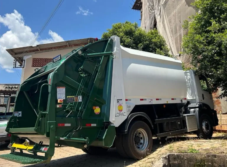 Lixo acumulado nas ruas de Passos, problema na coleta de resíduos urbanos