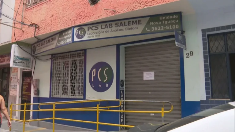 Médico em hospital, pensando sobre segurança de transplantes e órgãos contaminados