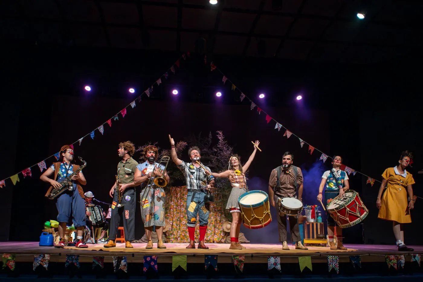 Pessoas assistindo a uma apresentação artística ao ar livre durante o Festival de Curitiba, parte da Mostra São Paulo Showcase.