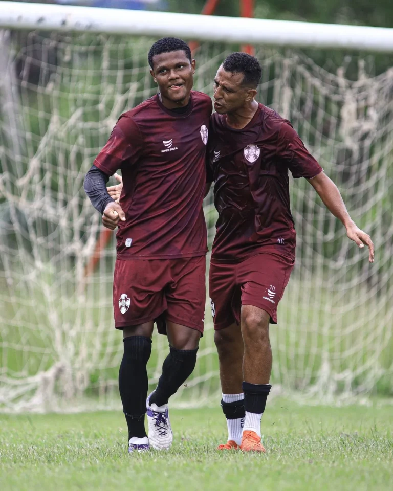 Time do Moto Club em formação durante jogo-treino, com foco nos jogadores e no treinador Fernando Tonet, antes da Série D.