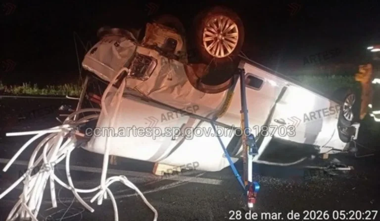 Picape branca capotada na Rodovia dos Bandeirantes com bombeiros e ambulância ao redor