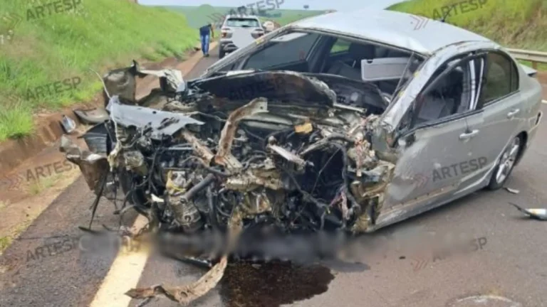 Acidente de carro e carreta na Raposo Tavares, Maracaí, motorista ferido