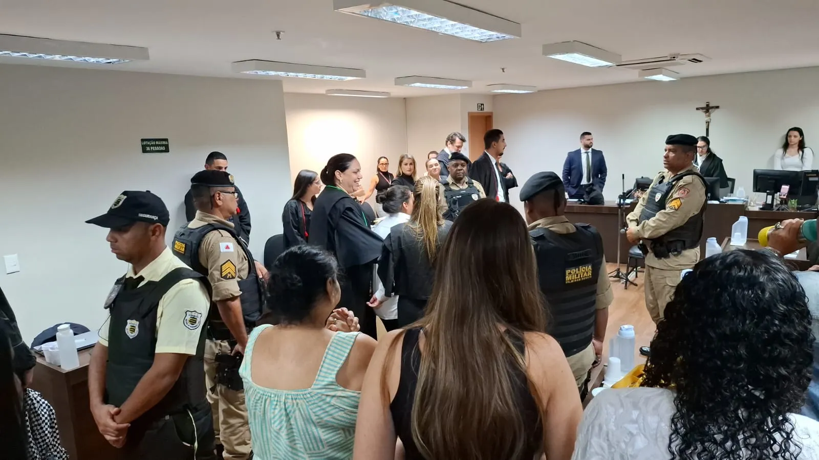 Mulher absolvida no tribunal após veredito de inocência