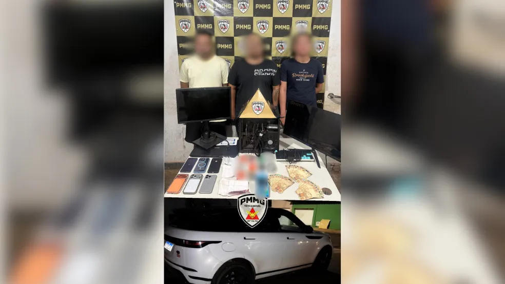 Cena de investigação policial em apartamento com equipamentos de golpes em Uberaba.