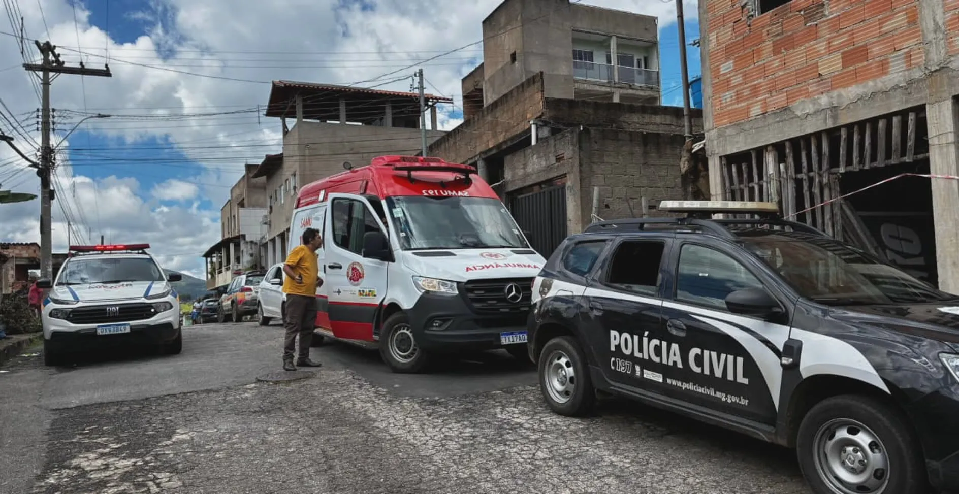 Rua em Itabira após tragédia, com fita policial