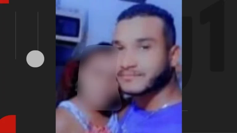 Viaturas da polícia e ambulância em rua escura, com mulher e equipe de emergência