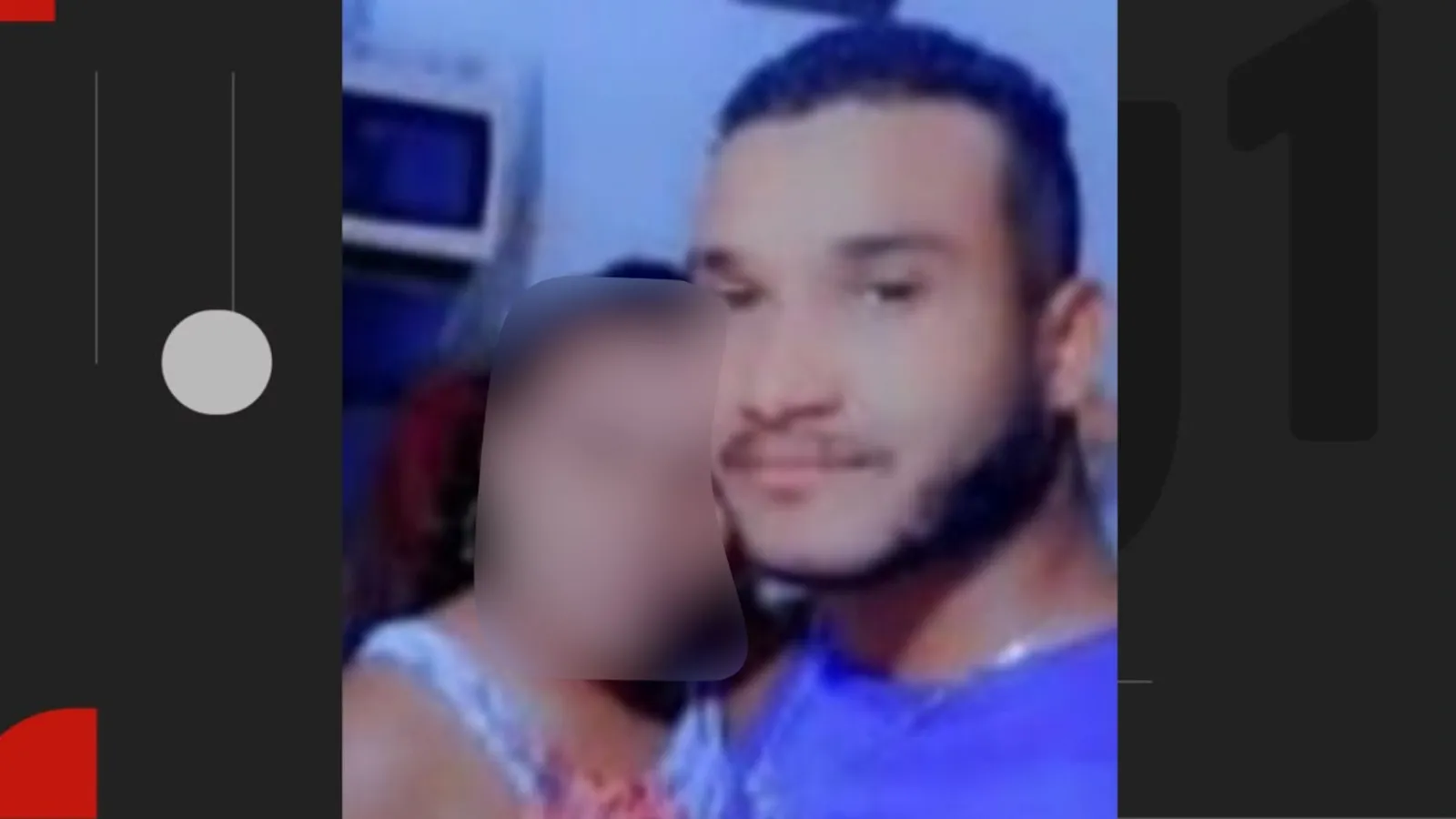 Viaturas da polícia e ambulância em rua escura, com mulher e equipe de emergência