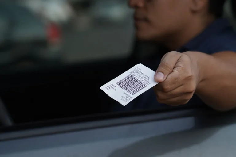 Homem em estacionamento olhando para máquina de ticket, com logo Procon, sobre multa por perda de ticket