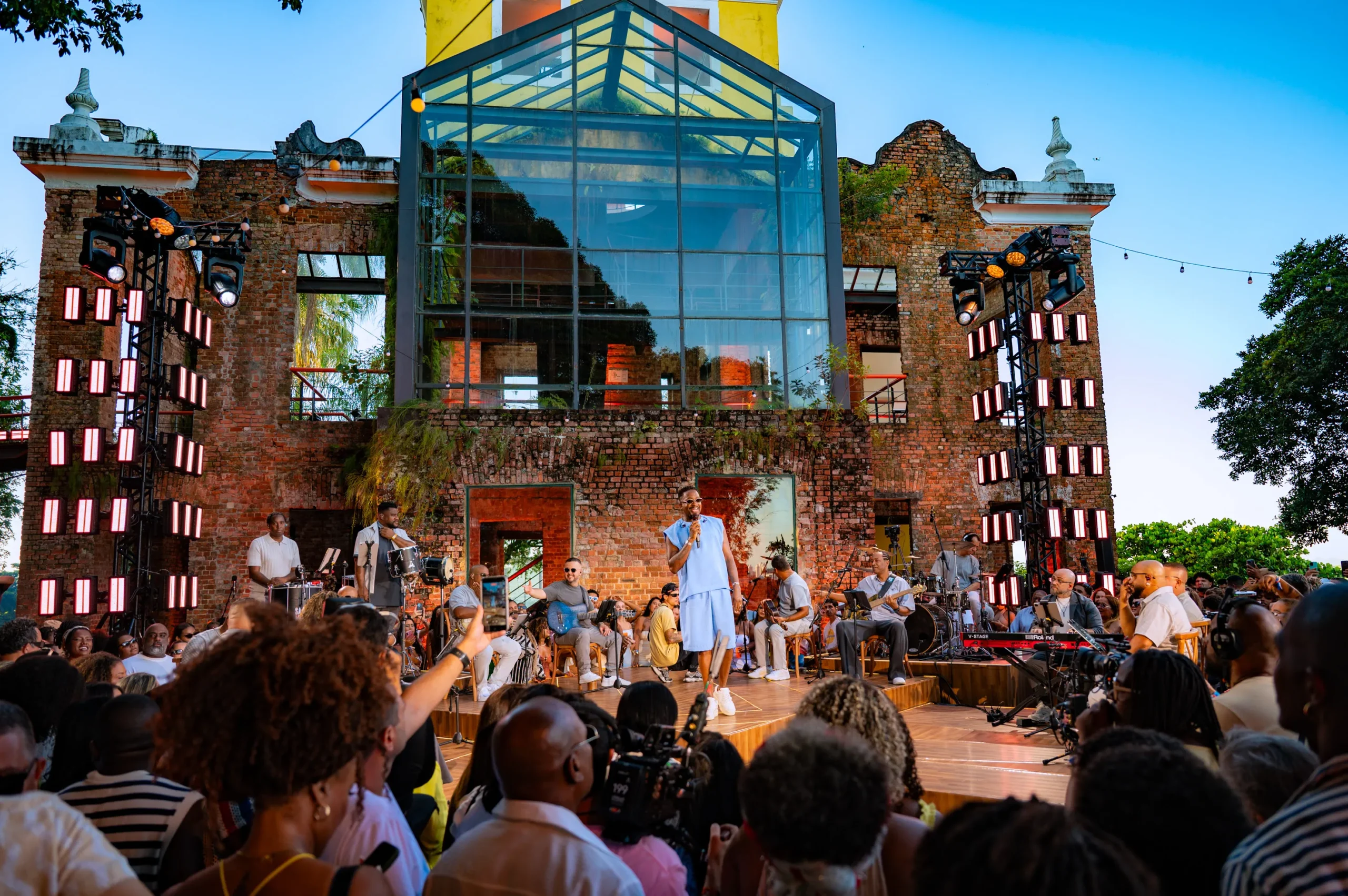 Mumuzinho no palco durante show 'Simples Assim' no Rio de Janeiro