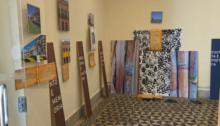 Interior do Museu Histórico de Campos com visitantes