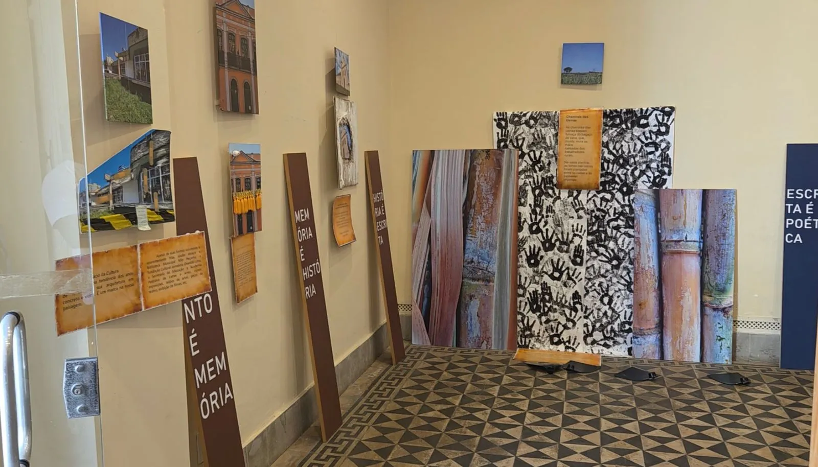 Interior do Museu Histórico de Campos com visitantes