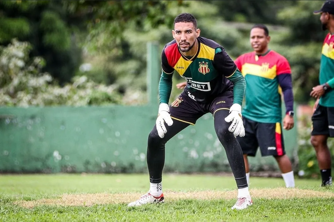 Goleiro Rafael Mariano, novo jogador do ASA, em ação no campo de futebol