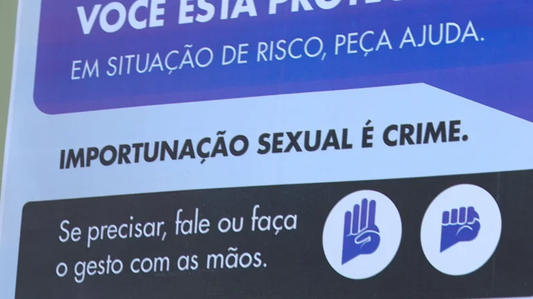 Fiscal do Procon inspecionando um bar sobre o protocolo 'Não se Cale'