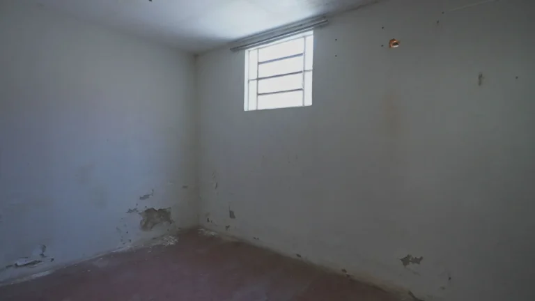 Casa simples e vazia no sertão de Pernambuco, onde João Gomes e sua mãe Kátia Gomes moraram na infância, com vegetação seca ao redor.