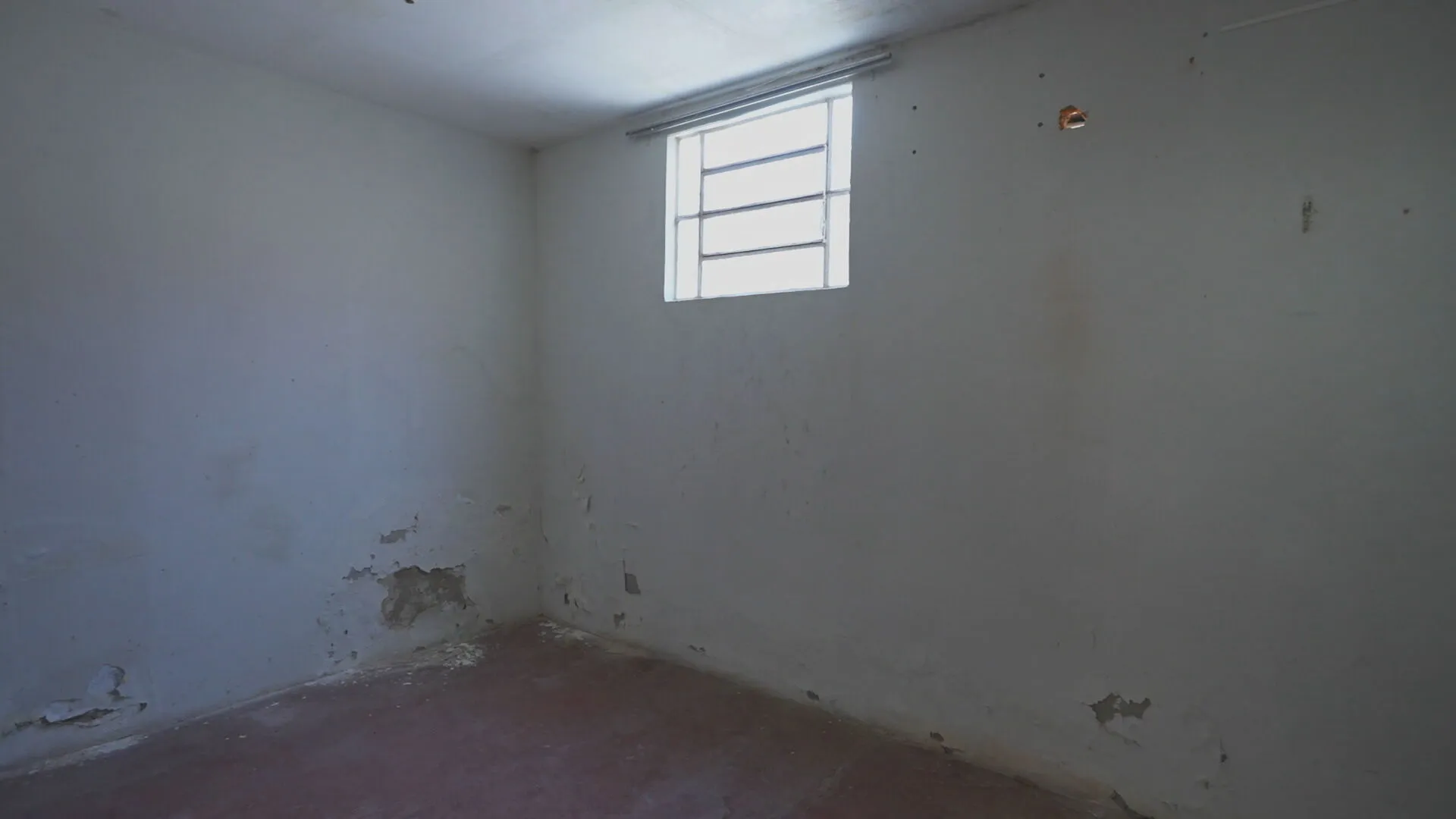 Casa simples e vazia no sertão de Pernambuco, onde João Gomes e sua mãe Kátia Gomes moraram na infância, com vegetação seca ao redor.