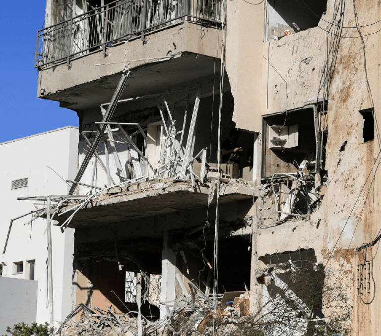 Mesa de negociação com bandeiras de EUA e Irã ao fundo, simbolizando diálogo e busca por acordo.