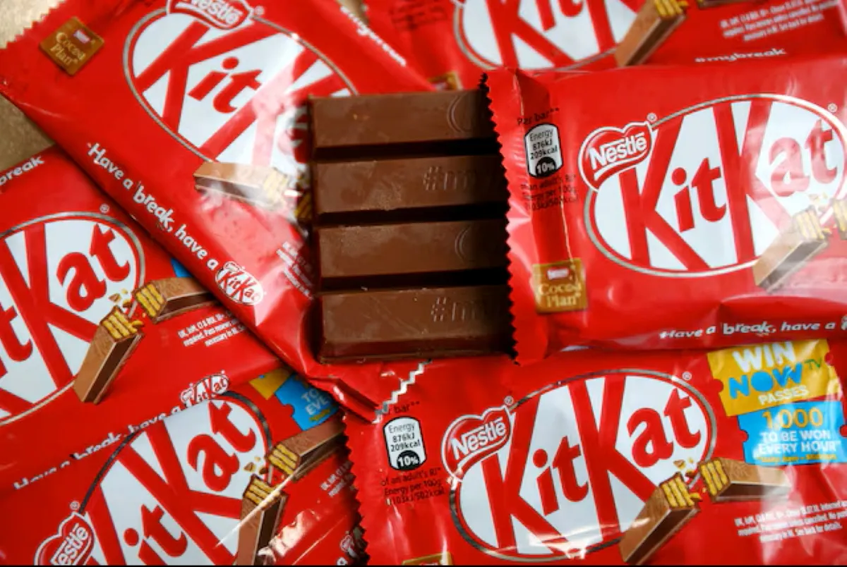 Cena de investigação policial após roubo de 12 toneladas de KitKat em transporte europeu.