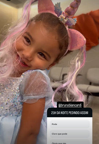 Neymar e Mavie brincando, jogador de futebol com sua filha, momento familiar de Neymar