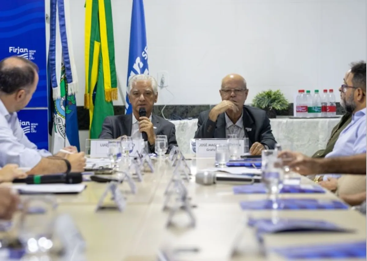 Vista aérea do Noroeste Fluminense com indústrias e fazendas