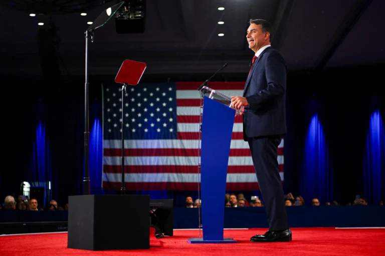 Senador Flávio Bolsonaro em evento nos EUA discute eleições brasileiras