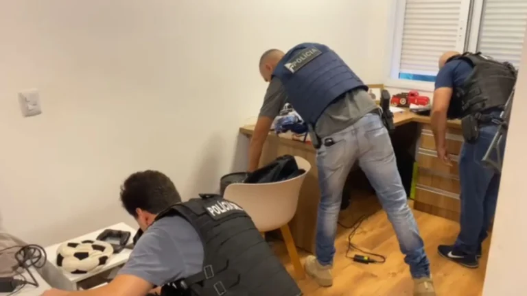 Polícia apreendendo provas em operação contra fraude de leilão online