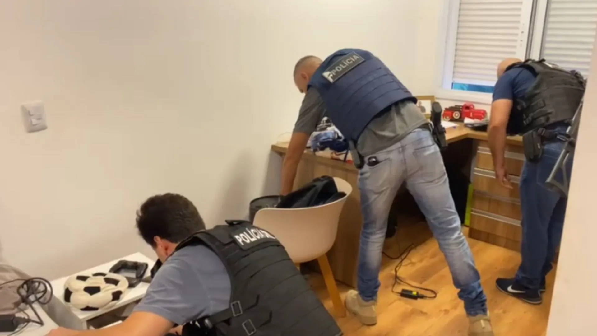 Polícia apreendendo provas em operação contra fraude de leilão online