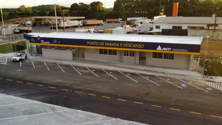 Caminhões estacionados em PPD moderno na BR-277