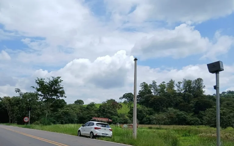 Radar de velocidade em operação na MG-290, Inconfidentes.