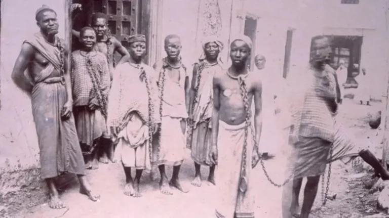 Votação na ONU sobre reparações pela escravidão, com bandeiras de países ao fundo