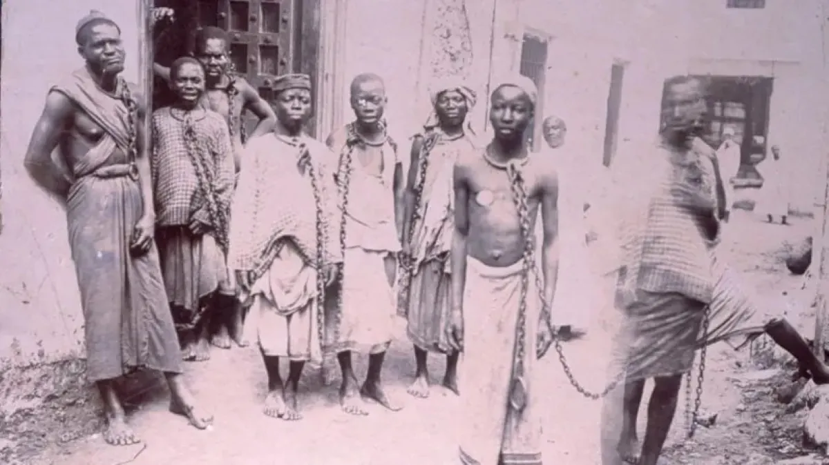 Votação na ONU sobre reparações pela escravidão, com bandeiras de países ao fundo