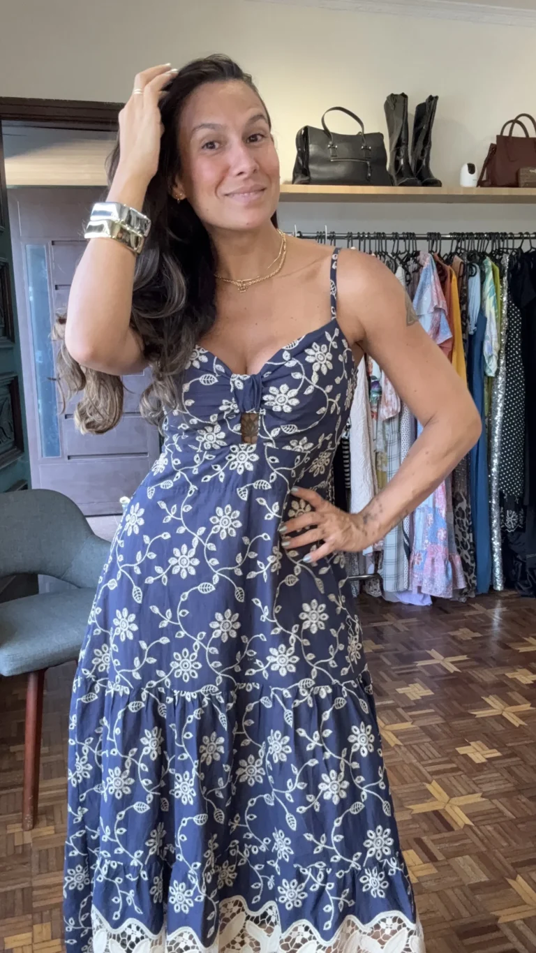 Mulher sorridente em brechó de luxo, Camila Campos