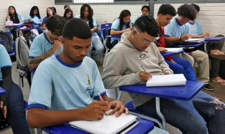 Grupo de alunos em escola com o PNE aprovado