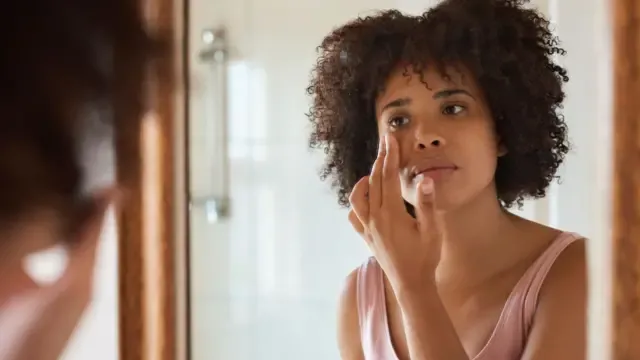 Rosto com acne e vermelhidão devido ao estresse.