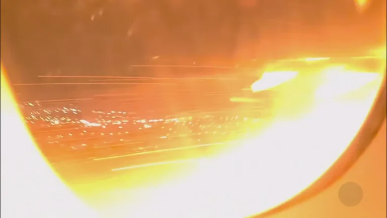 Motor de avião em chamas no Aeroporto de Guarulhos