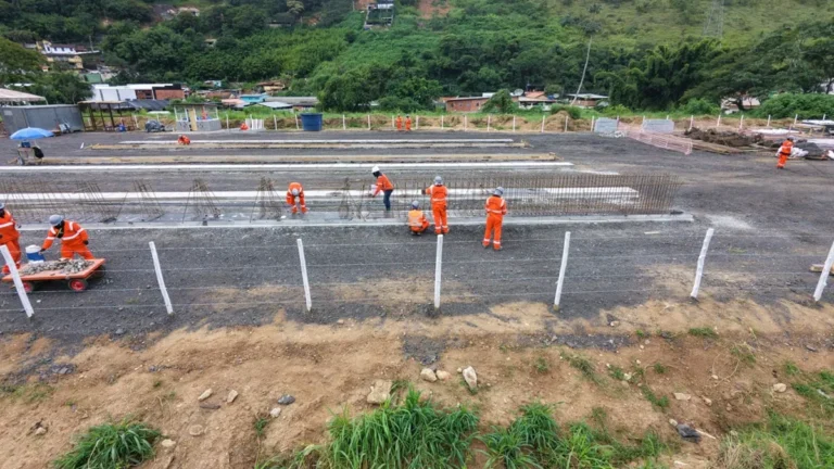 Obras da Nova Ponte do Arranha-Céu em Itaipava, Petrópolis, com maquinário e estruturas pré-moldadas