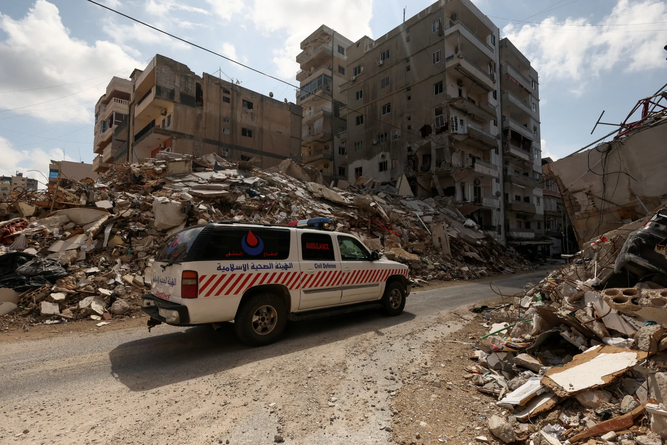 Ambulância em escombros, crise humanitária Líbano, conflito Oriente Médio