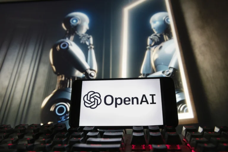 Mão pausando projeto de chatbot erótico da OpenAI em interface digital