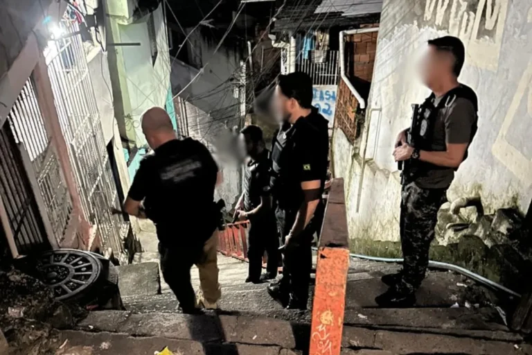 Operação policial contra tráfico de drogas, apreensão de entorpecentes e celulares