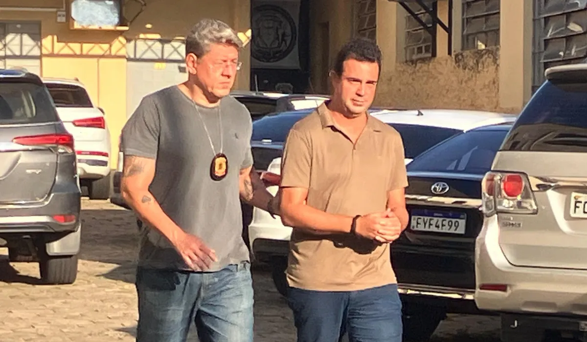 Policiais federais em operação contra esquema de fraudes bancárias, com documentos e provas visíveis.